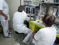 右膝関節ROM痛著明で当日Drにレントゲン検査依頼し当院CD持参により説明