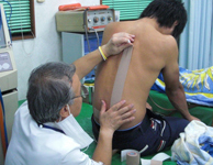 ゴルフ部男子への腰部キネシオ中