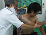 同学生肩関節キネシオ中