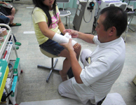 転倒し、右鐙骨前腕骨骨折。Drの委任により治癒まで治療